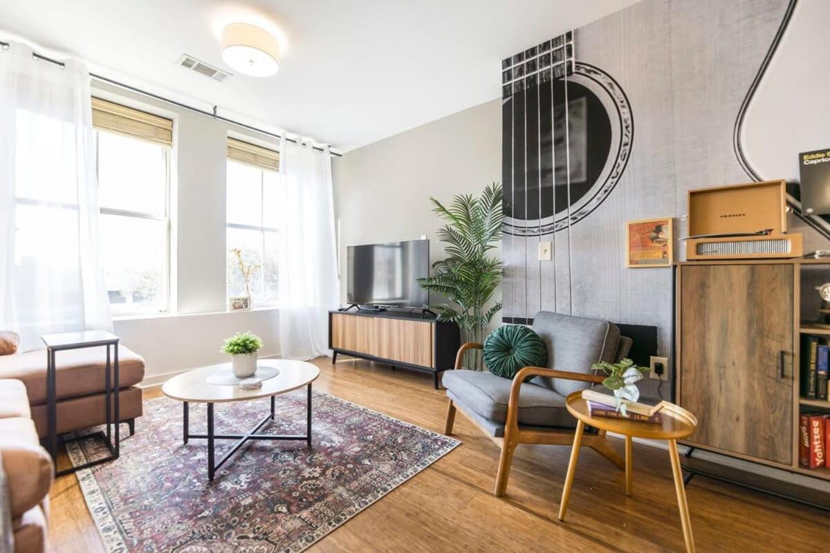 Sleek In Historic Dt Apartment
