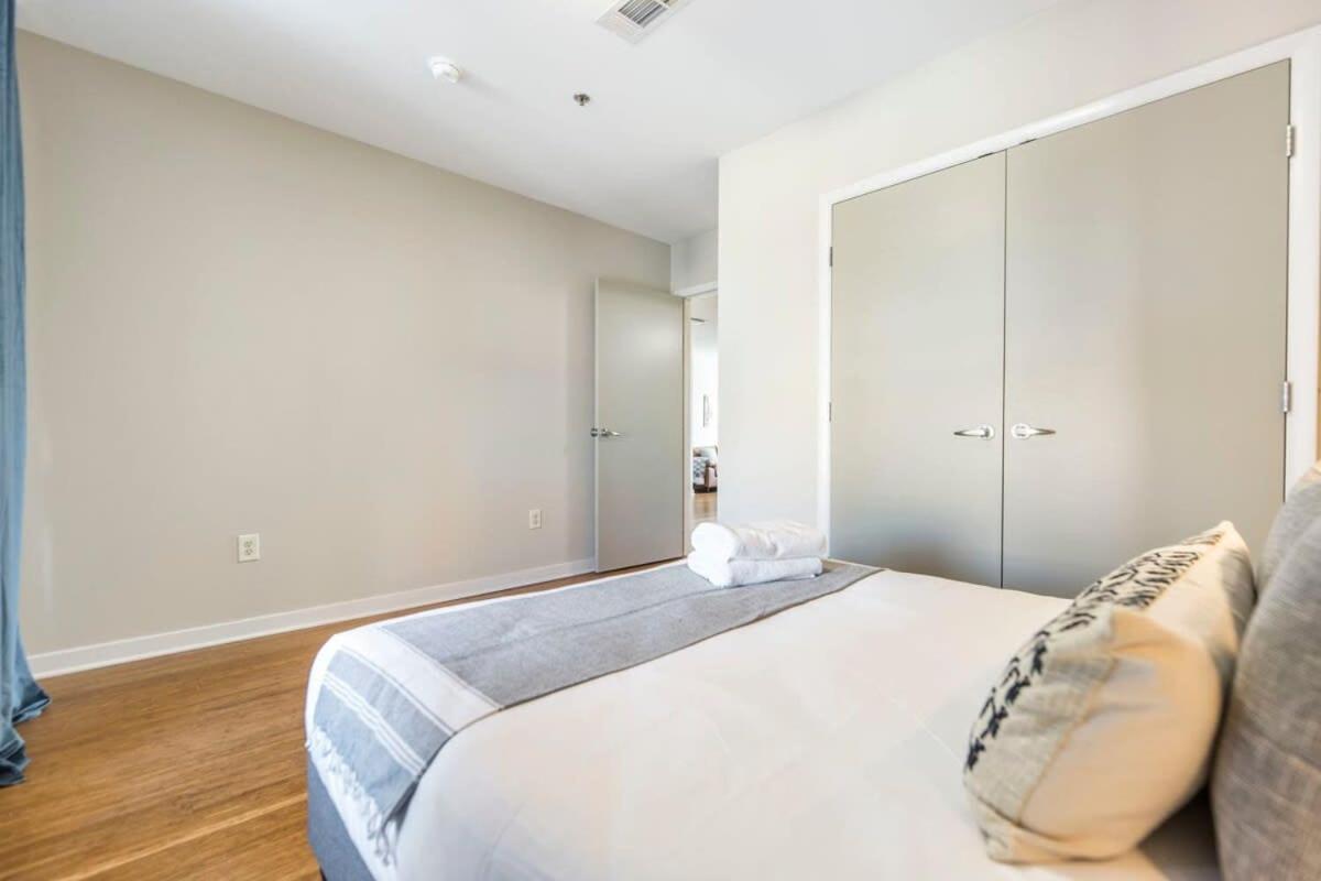 Sleek In Historic Dt Apartment